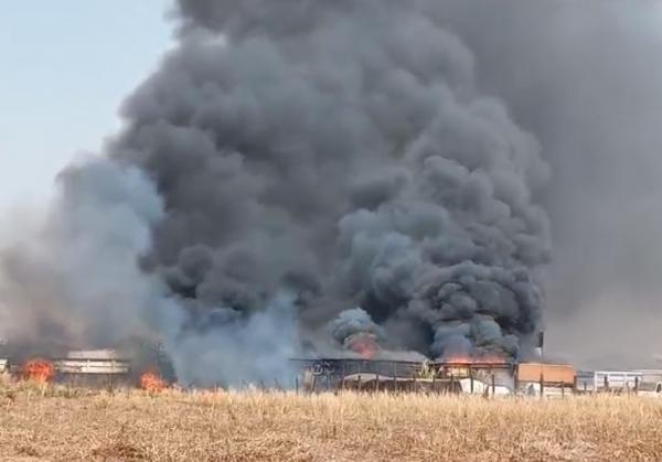 Sorriso: Carretas ficam destru&iacute;das ap&oacute;s inc&ecirc;ndio no bairro Nova Prata