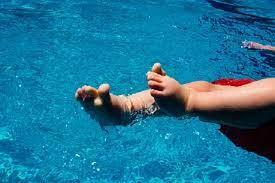 MT: Beb&ecirc; de 1 ano cai na piscina e morre afogado