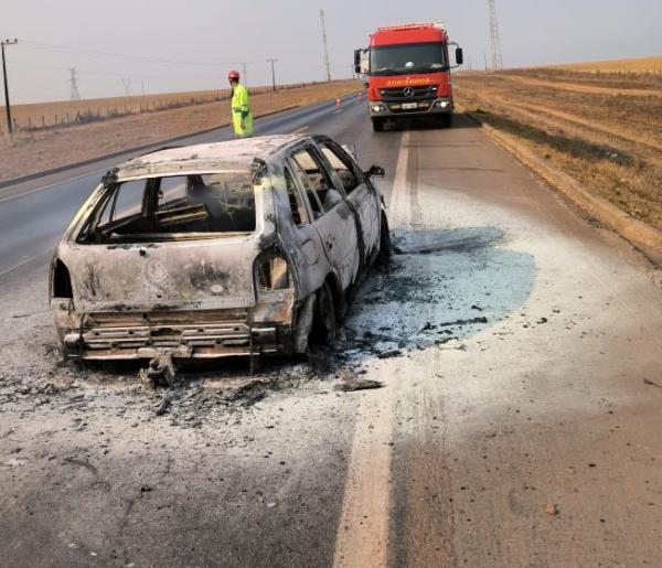 Sorriso: Gol atinge traseira de carreta e pega fogo na BR-163