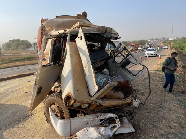 Sorriso: LIVE ABAM - Motorista fica preso &agrave;s ferragens ap&oacute;s acidente na BR-163