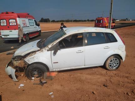 Sorrisense capota Fiesta na pista e morre preso &agrave;s ferragens