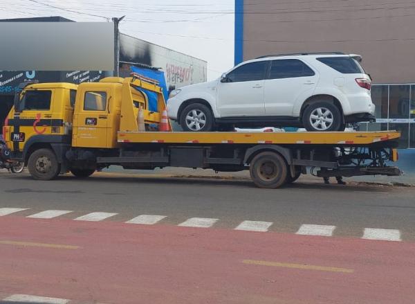 Sorriso: SW4, com documento atrasado, &eacute; guinchada ap&oacute;s estacionar na ciclovia da Tangar&aacute;