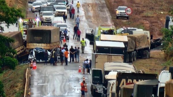 Sorriso: (V&iacute;deo) 11 ve&iacute;culos se envolvem em dois acidentes na BR-163