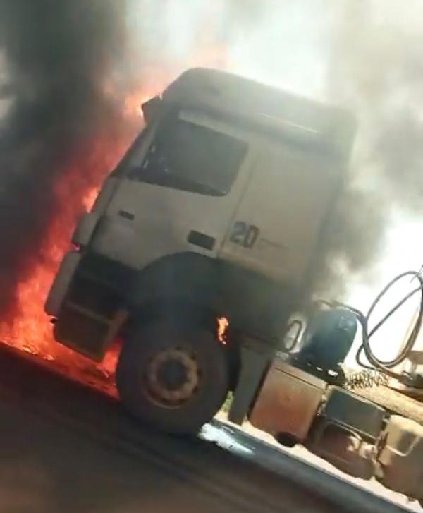 Sorriso: (V&iacute;deo) Carreta, carregada de cavaco, pega fogo na BR-163 pr&oacute;ximo ao Barreiro