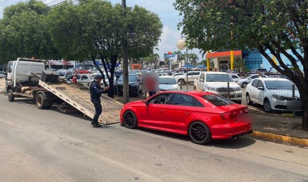 Sorriso: Audi &eacute; guinchado e multado por estar com documento vencido e escapamento barulhento