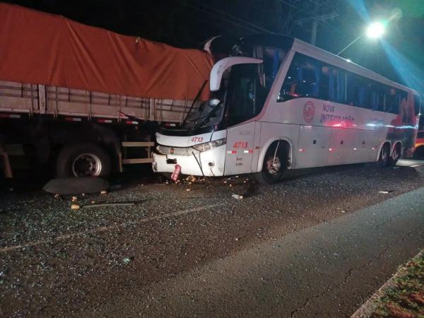 &Ocirc;nibus, com passageiros de Sorriso, colide em carreta estacionada e seis ficam feridos