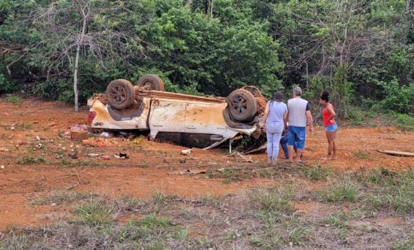 Sorriso: Pneu de Hilux estoura e carro capota na MT-242. Motorista teve apenas escoria&ccedil;&otilde;es