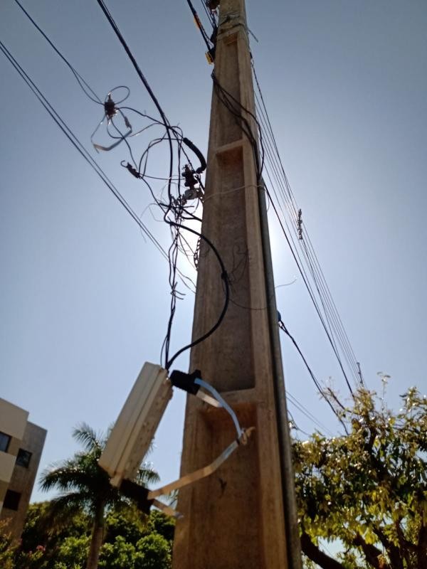 Sorriso: Fios e cabos soltos e esquecidos oferecem riscos &agrave; popula&ccedil;&atilde;o