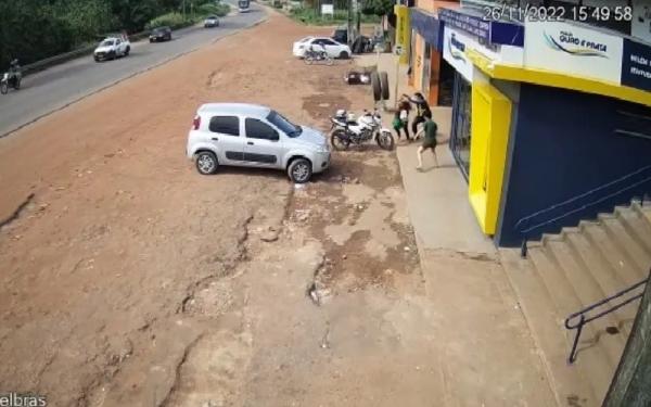 Pneu se solta de caminh&atilde;o, atravessa pista e atinge mulher em frente &agrave; rodovi&aacute;ria