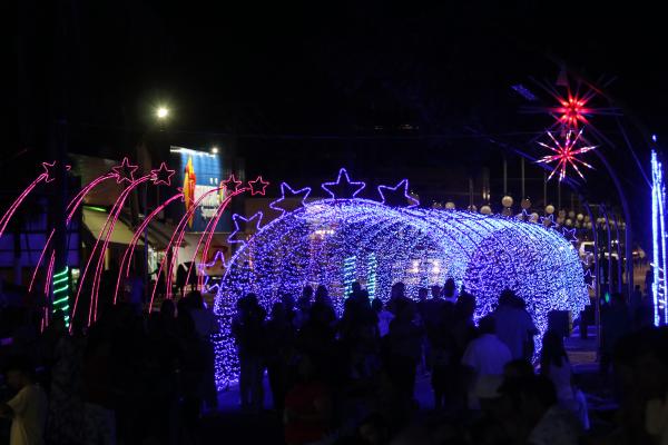 Vera: Fam&iacute;lias prestigiam abertura da programa&ccedil;&atilde;o natalina na pra&ccedil;a 13 de maio