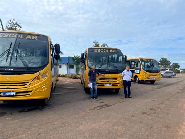 Prefeito Giacomelli comemora entrega de tr&ecirc;s &ocirc;nibus escolares e um rolo compactador a Vera