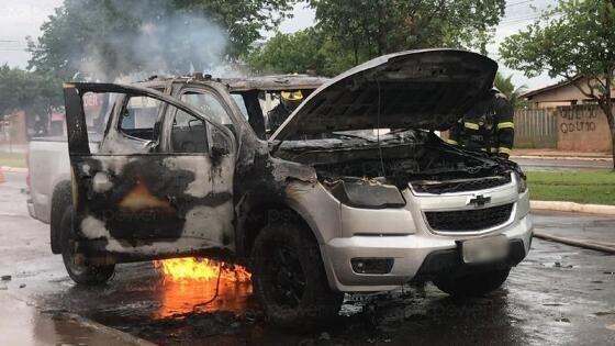 Caminhonete, que seria vendida em Sorriso, pega fogo em Nova Mutum