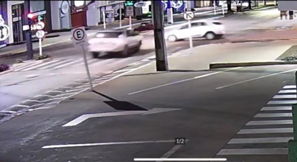 Sorriso: Frentista pega SW4 emprestada, "fura" sinal vermelho, causa acidente, sobe em canteiro, bate em poste e foge pela contram&atilde;o sem prestar socorro a motorista