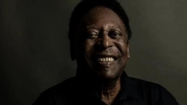 Pel&eacute; morre aos 82 anos