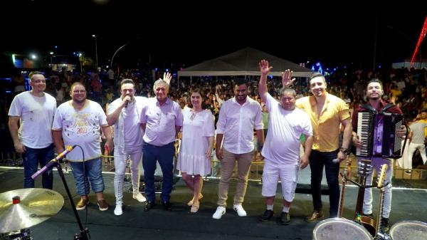 Vera: Show da virada contagia p&uacute;blico que foi brindar 2023 na pra&ccedil;a