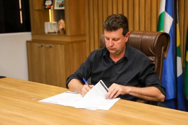 Sorriso: Prefeitura assina ordem de servi&ccedil;os para constru&ccedil;&atilde;o 23 pontos de &ocirc;nibus