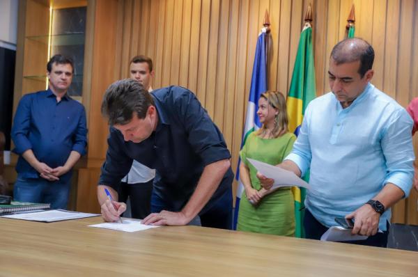 Lu&iacute;s F&aacute;bio e Edn&iacute;lson retornam aos cargos p&uacute;blicos