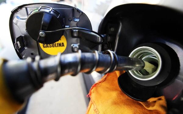 Pre&ccedil;o da gasolina nos postos cai pela segunda semana consecutiva e volta a ficar abaixo de R$ 5, mostra ANP