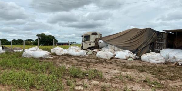 Sorriso: Carreta com fertilizante tomba ap&oacute;s quebrar barra de dire&ccedil;&atilde;o