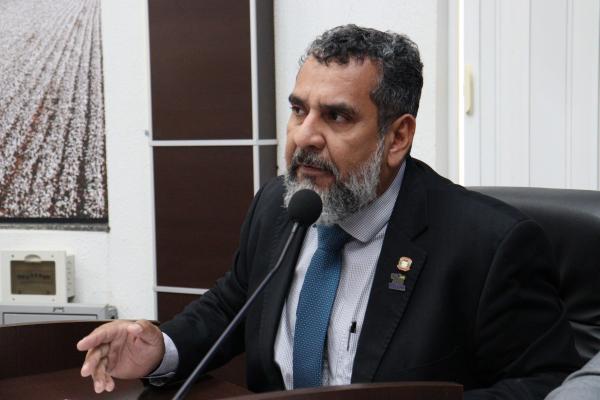 Rodrigo Machado requer emendas para aquisi&ccedil;&atilde;o de &ocirc;nibus escolar e lousas interativas