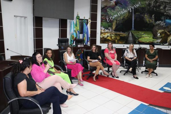 Servidoras p&uacute;blicas municipais s&atilde;o homenageadas em evento na C&acirc;mara de Sorriso