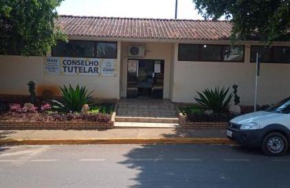 Sorriso: Pai tenta impedir conselho tutelar e oficial de justi&ccedil;a de pegarem suas filhas e as levarem para abrigo; PM foi acionada no Jd Amaz&ocirc;nia