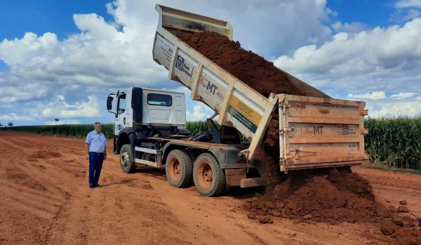 Vera: Prefeito d&aacute; in&iacute;cio a 2&ordf; etapa de pavimenta&ccedil;&atilde;o da Agro Estrada Celeste