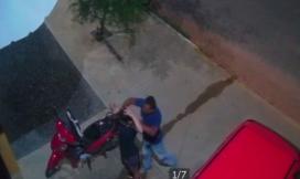 Sorriso: (V&iacute;deo) Mulher &eacute; atacada com  mata-le&atilde;o e sofre tentativa de abuso quando chegava na academia &agrave;s 5 da manh&atilde;