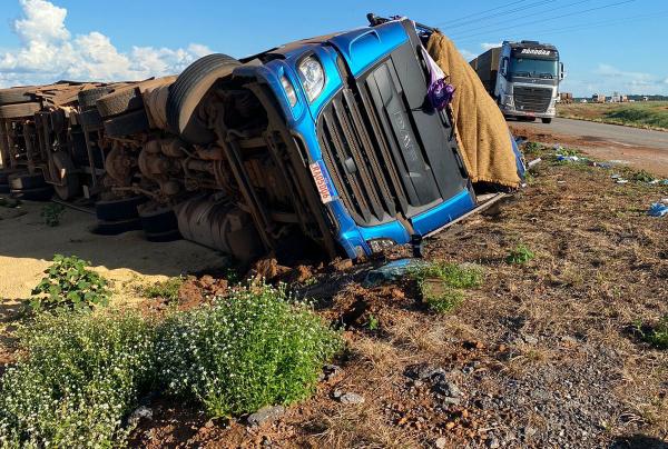 Sorriso: Motorista &eacute; socorrido ap&oacute;s carreta tombar na MT-242 sentido Nova Ubirat&atilde;