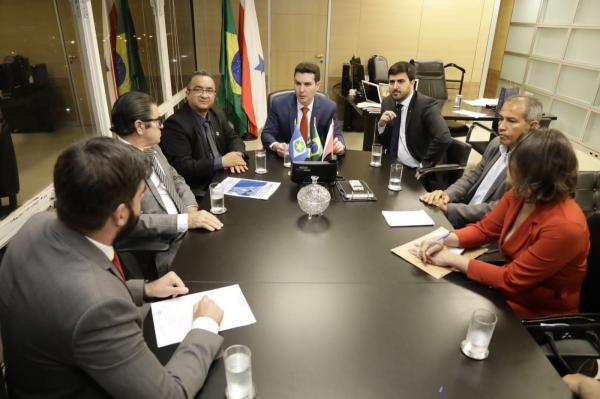 Vereador se re&uacute;ne com ministro das Cidades e refor&ccedil;a pedido de casas populares para Sorriso