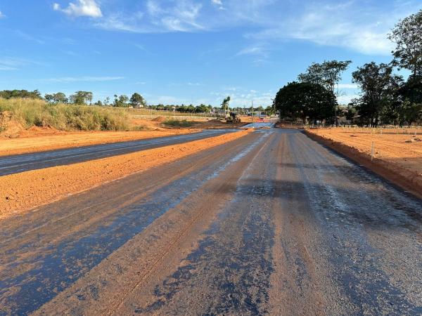 Sorriso:  Prefeitura acelera obras de duplica&ccedil;&atilde;o da Rua Igua&ccedil;u na Zona Leste