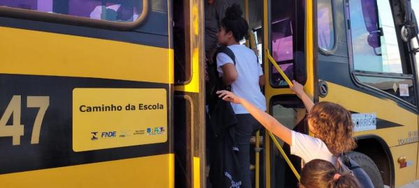 Presidente da C&acirc;mara solicita destina&ccedil;&atilde;o de &ocirc;nibus climatizado para o transporte de alunos no Distrito de Carav&aacute;gio