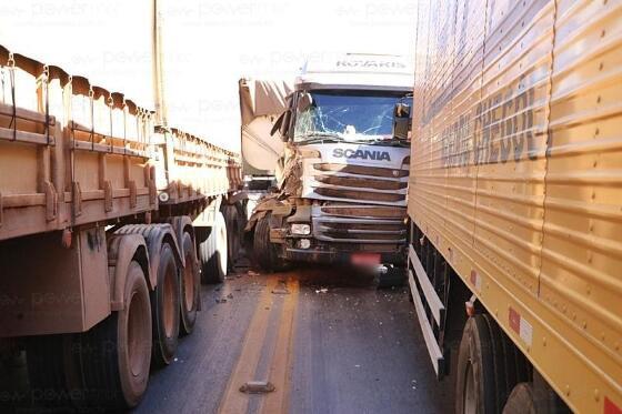 Carreta, com placas de Sorriso, se envolve em acidente com outras carretas na BR-163, em Nova Mutum