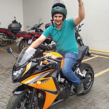 Sorriso: Motociclista, que morreu ap&oacute;s bater em semi-reboque de carreta no Barreiro, &eacute; levado para o Paran&aacute;