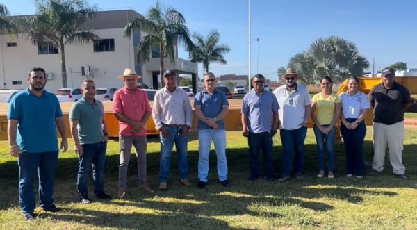 Nova Ubirat&atilde;: Prefeito entrega Carreta Prancha &agrave; Secretaria de Obras