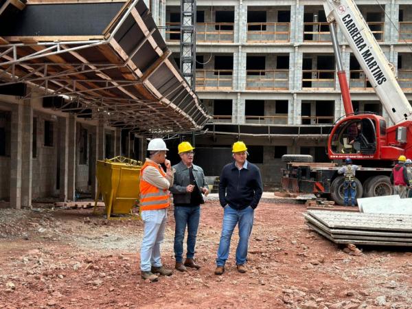 Prefeito Ari Lafin e comitiva conhecem im&oacute;veis em diferentes configura&ccedil;&otilde;es que podem servir de refer&ecirc;ncia em processo de licita&ccedil;&atilde;o, em Sorriso