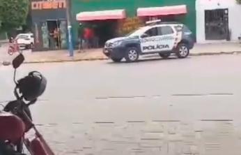 Sorriso: PM cont&eacute;m homem armado com foice e faca, que tentou fazer pessoa de ref&eacute;m dentro de com&eacute;rcio, ap&oacute;s surto