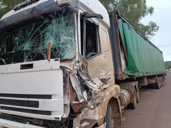 Carreta, de Sorriso, bate em caminh&atilde;o na BR-163 em Gua&iacute;ra