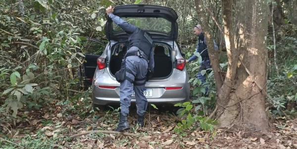 Sorriso: PM recupera carro de motorista de aplicativo, que foi roubado ap&oacute;s pedido de corrida de 3 homens e uma mulher; Carro estava na mata