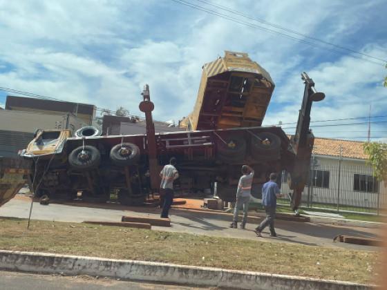 MT: Guindaste tomba sobre casa durante coloca&ccedil;&atilde;o de piscina