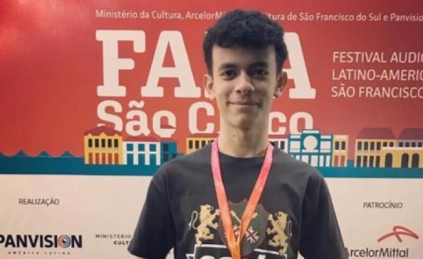 Jovem mato-grossense ganha pr&ecirc;mio com document&aacute;rio que gravou com irm&atilde;o em festival de cinema em SC