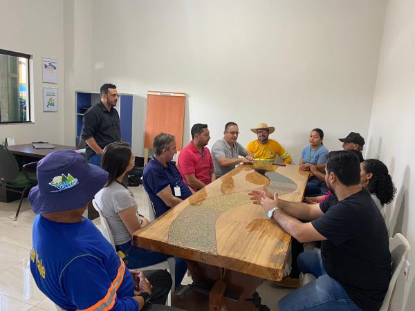 Nova Ubirat&atilde;: Prefeito participa de reuni&atilde;o com colaboradores da Secretaria de Agricultura