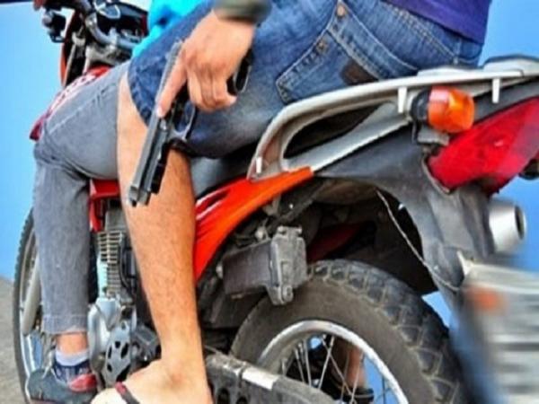 Nova Mutum: Jovem &eacute; abordado por dois homens em uma moto, leva tiro de rasp&atilde;o na cabe&ccedil;a e quase morre