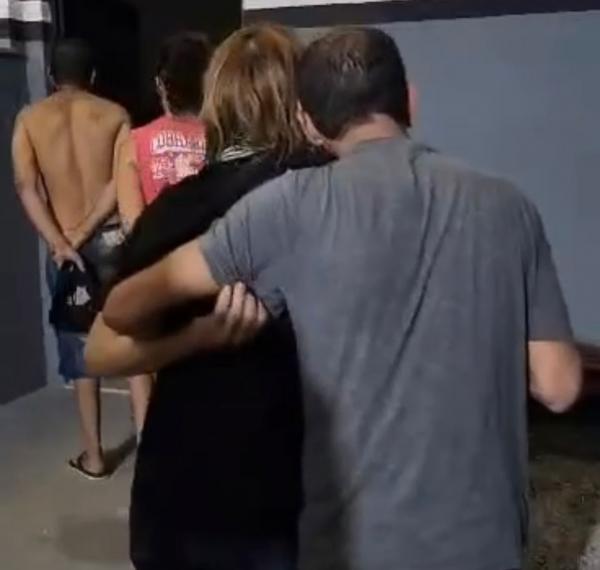 Sorriso: Casal preso por recepta&ccedil;&atilde;o n&atilde;o se "largou" nem na hora de entrar na delegacia. PC e PM recuperam motos, celulares e instrumentos musicais furtados de igreja