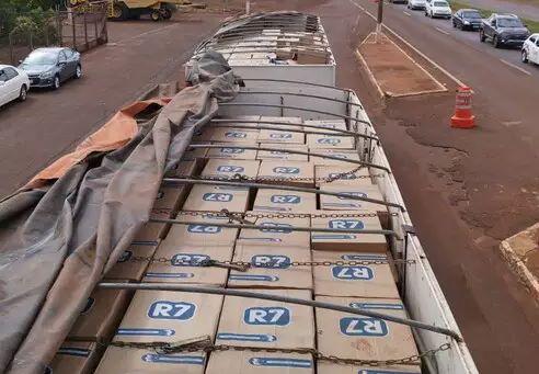 Carreta, com placas de Sorriso, &eacute; apreendida pela PRF carregada com 50 mil pacotes de cigarro paraguaio na BR-163