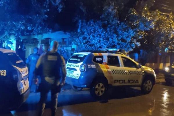 MT: Homem mata "amigo" dentro de casa e coloca fogo depois; o criminoso chegou ajudar apagar o fogo para despistar a policia