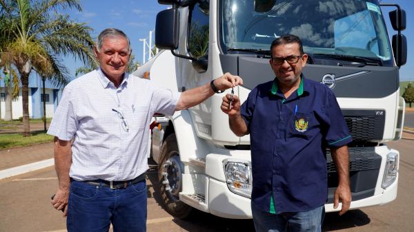 Vera: Caminh&atilde;o Pipa &eacute; entregue a secretaria de Obras