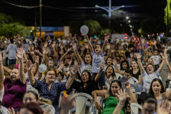 Sorriso: Dia pela paz e Marcha pra Jesus re&uacute;nem milhares de pessoas na Pra&ccedil;a das Fontes; O evento contou com a presen&ccedil;a do cantor Chris Duran