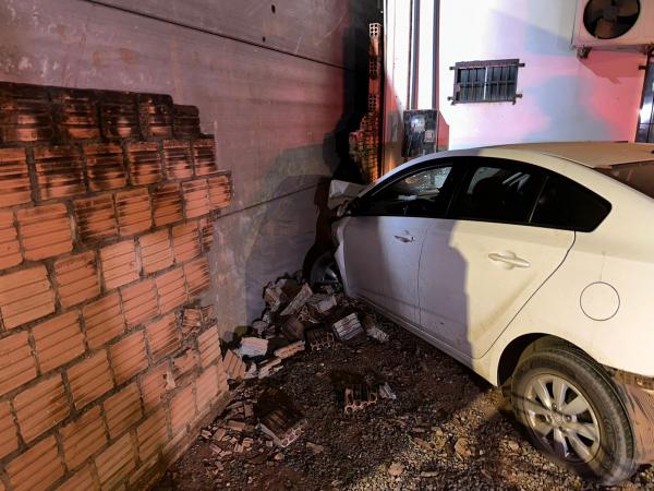 Sorriso: Adolescentes que planejavam homic&iacute;dio tentam fugir da pol&iacute;cia, perdem controle de carro e batem em muro no Industrial