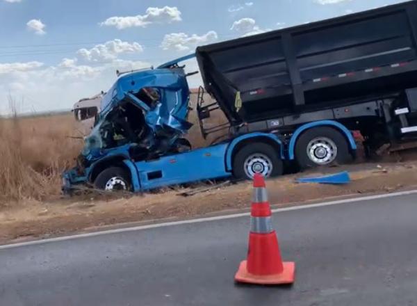 Nova Mutum: Acidente envolvendo duas carretas e uma caminhonete deixa 2 feridos